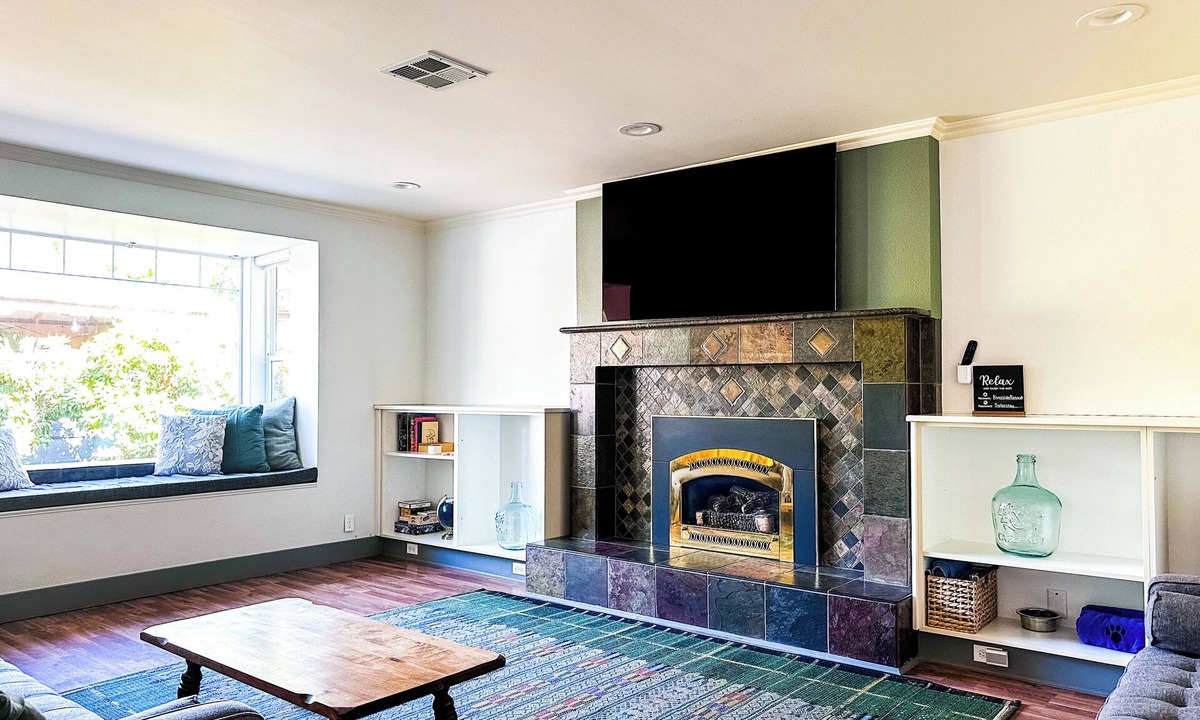 Springfield House | Riverwalk Retreat: Spacious, Hot tub, Near Autzen