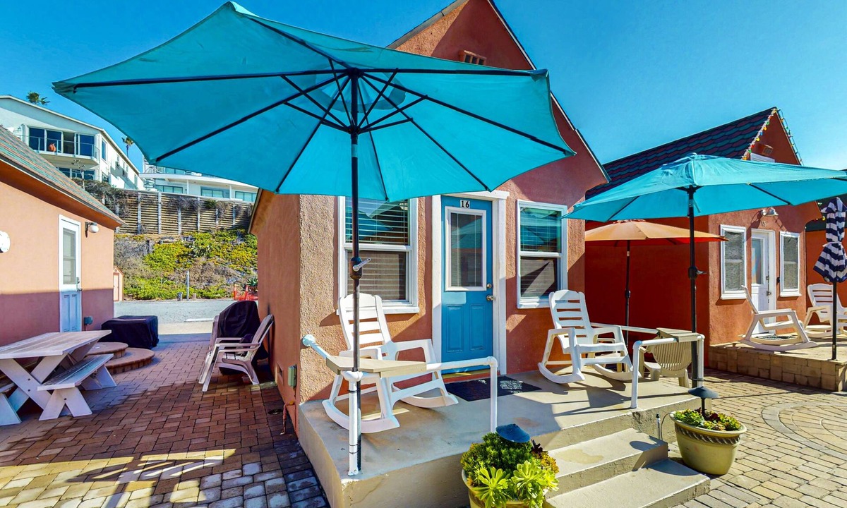 Townsite Cottage | Robert's Cottage 16 Historic beach cottage w/full kitchen & free wifi, steps from the beach