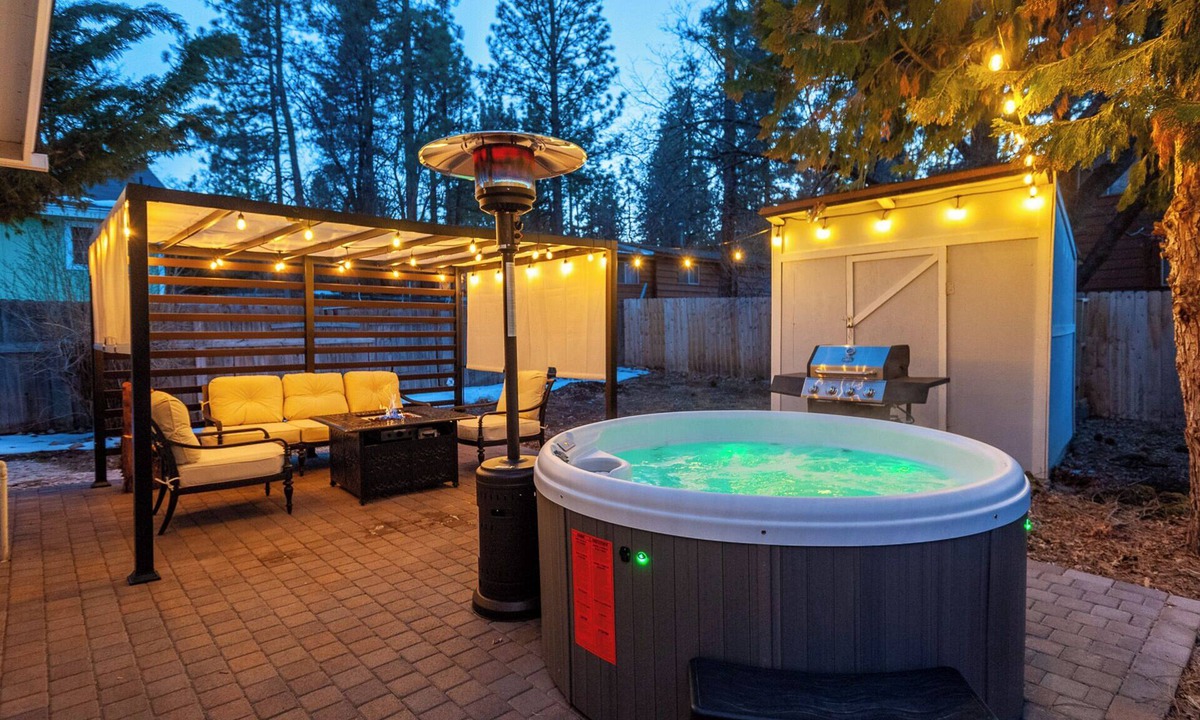 Sugarloaf Cabin | Romantic Big Bear Cabin - Private Patio, Hot Tub, Fire Table + BBQ | Spring Now!