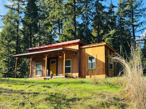 Roseburg House | Romantic Cottage with Sauna and Cold Plunge