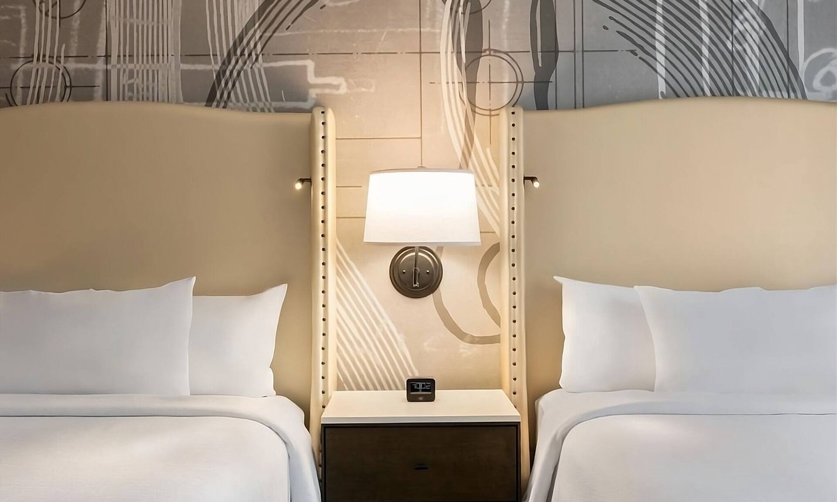 Berkeley Heights Hotel | Romantic Getaway! Cozy Suite w/Pool, Free Breakfast & Parking, Pet Allowed!