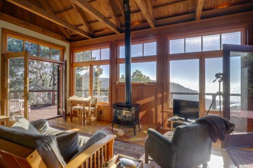 Albion House | Romantic Ridgetop Escape w/Hot Tub Near Mendocino