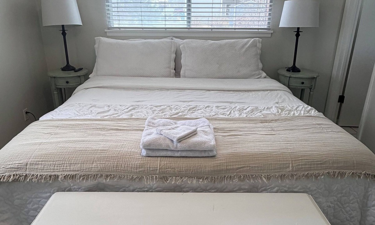 Orem House | Romantic Stay 3 BD/2BATH - hot tub, garden, cozy home in Orem Utah