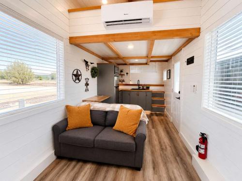 Apple Valley House | Romantic Tiny home with private deck