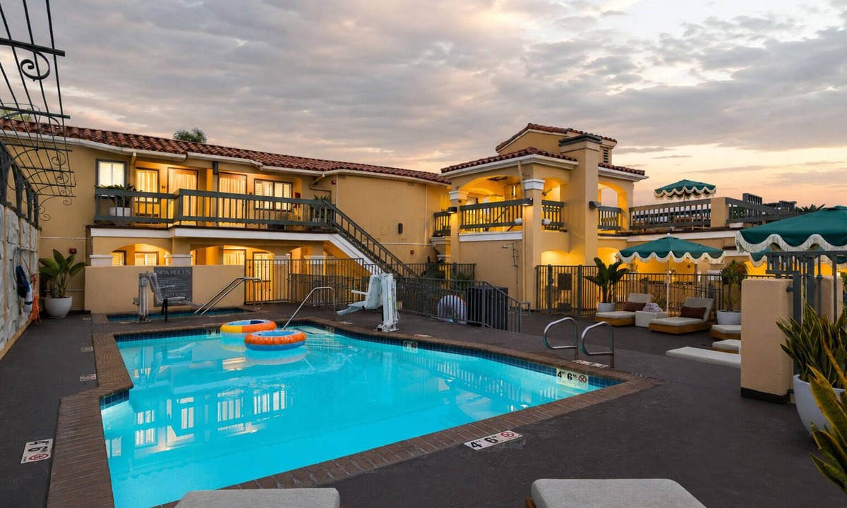 Diamond Crestview Hotel | Rooftop Ocean Views + Pool + Hot Tub + Walk to Beach | The Mara