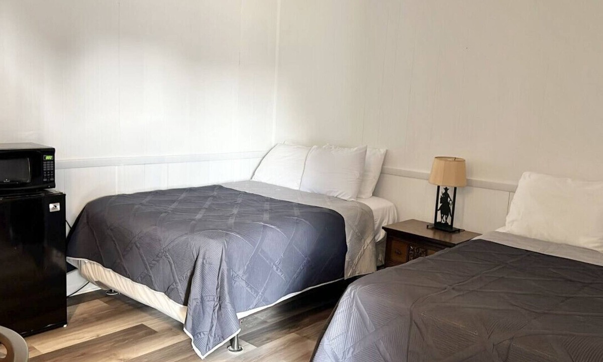 Harper Hotel | Room 27 - Double Queen - Sleeps 4 - Harper Motel