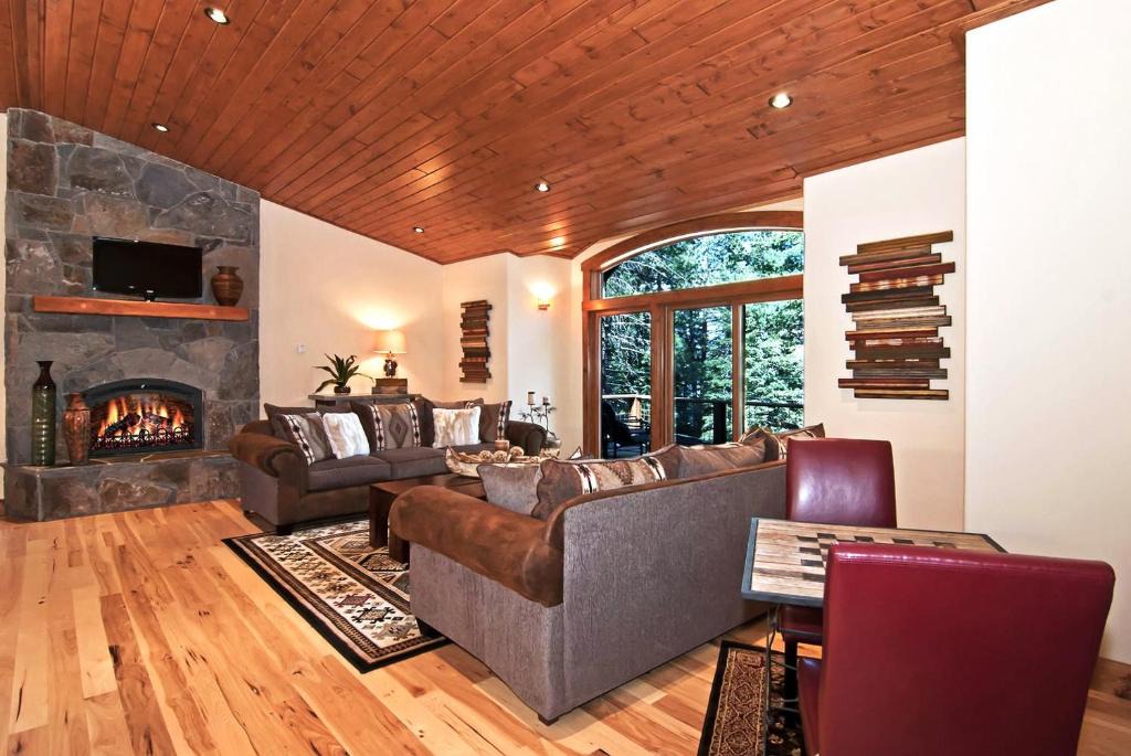 Ridgewood House | Rooney Ridge - Luxury 2600 Sq Ft, Cozy Fireplace, Family Room, Ping Pong Table!