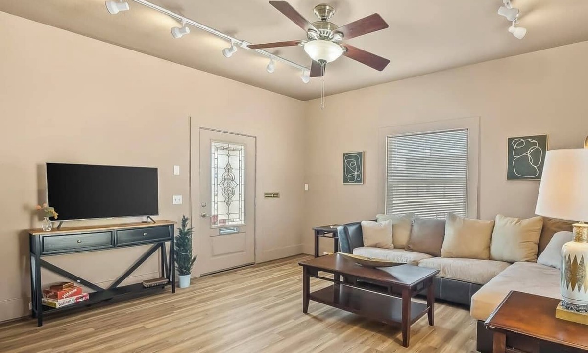 Kingman House | ROUTE 66 Cozy 2-bedroom Bungalow IN HISTORIC DOWNTOWN KINGMAN with AC