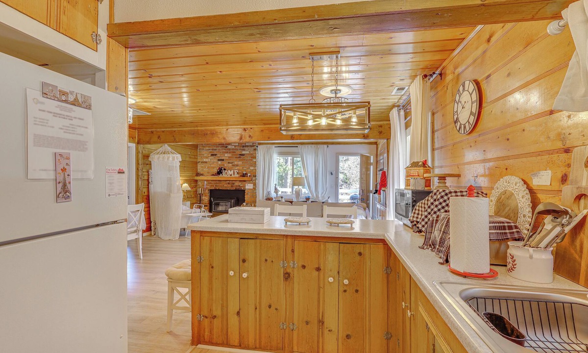 Patton Cabin | Running Springs Cabin: Walk to Arrowbear Lake!