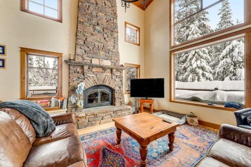 Serene Lakes House | Rustic cabin by the lake & skiing with private sauna & game room - dog-friendly