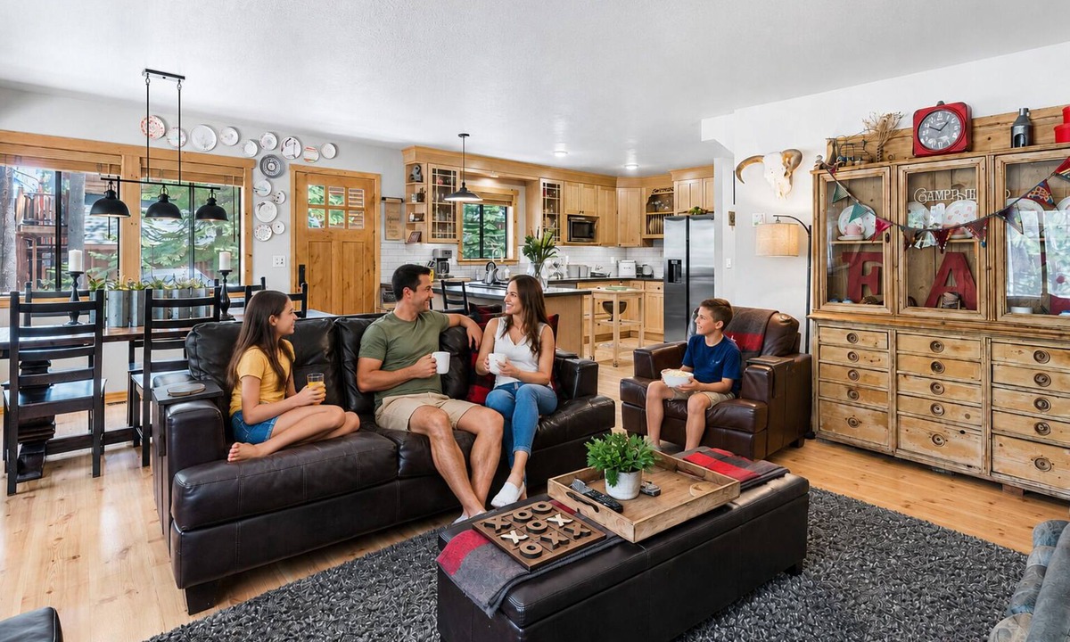 Truckee House | Rustic Cabin w/Guest Pass | Games, Queen Beds, Desk, Near Biking Trails & Lake