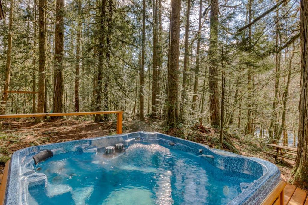 Zigzag House | Rustic lodge with private hot tub fireplace & riverfront views - dog-friendly
