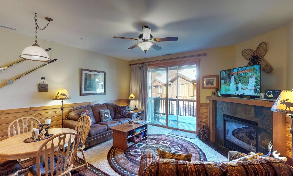 Truckee Condo | Rustic Mountain Getaway | Desk, Games, Queen Suite & Bunk, Near Downtown