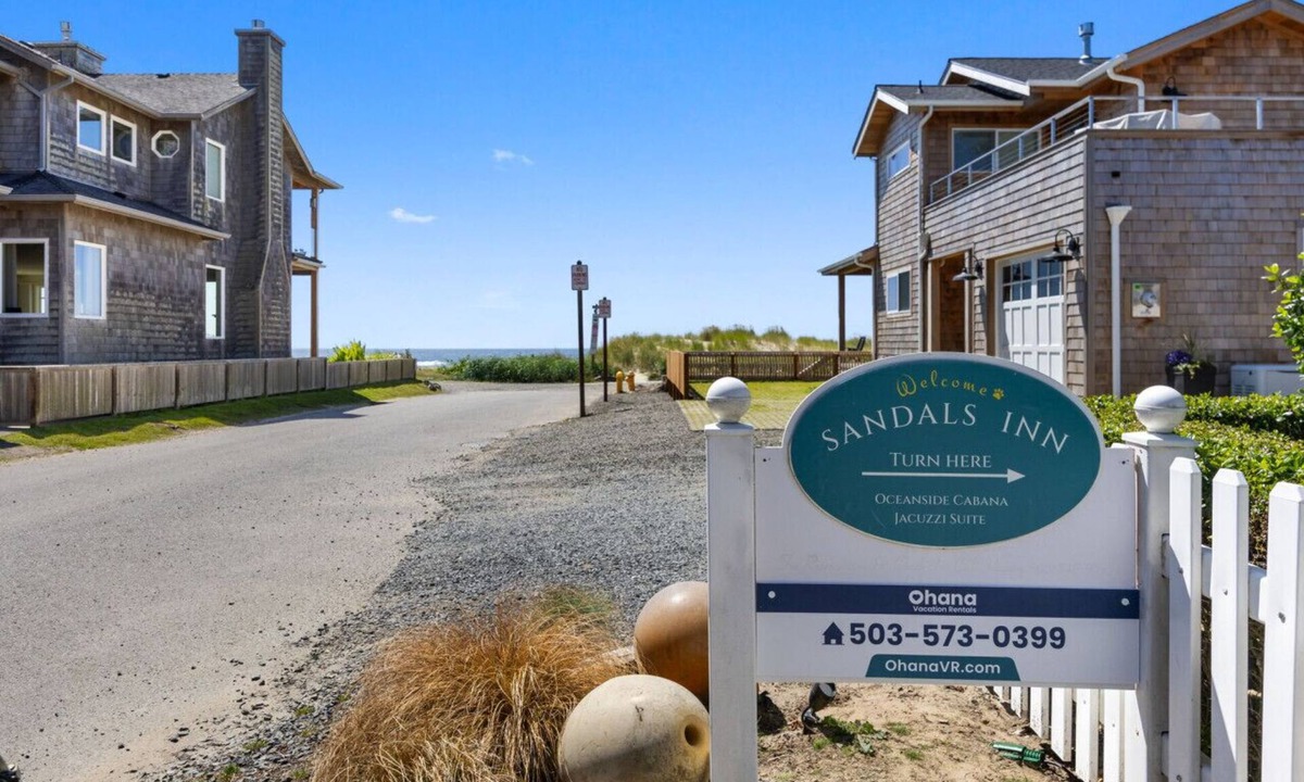 Downtown Cannon Beach Cottage | Sandals Inn Spa Suite & Cabana: Steps to Beach | Dog-Friendly