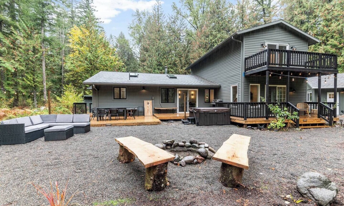 Marmot House | Sandy River Retreat | Pet Friendly | Epic Fishing