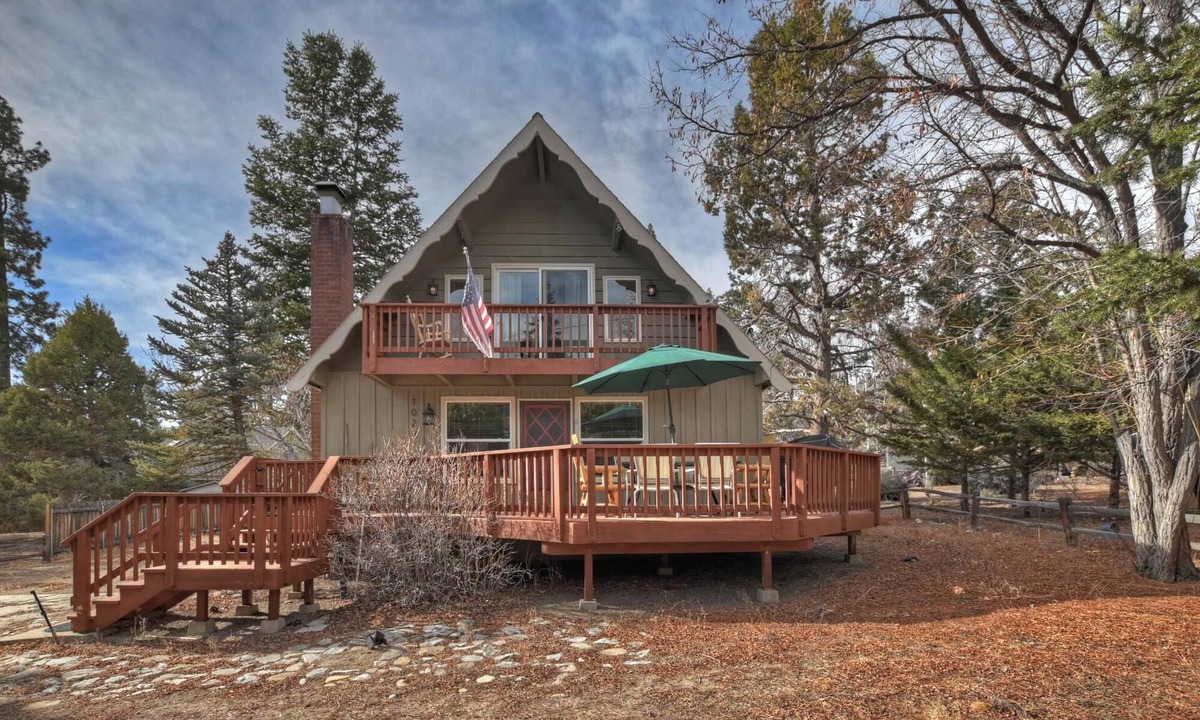 Whispering Forest Cabin | Sasquatch Cottage: Fun & Enchanting Sasquatch Themed Cabin! Flat Driveway! Wifi! BBQ!
