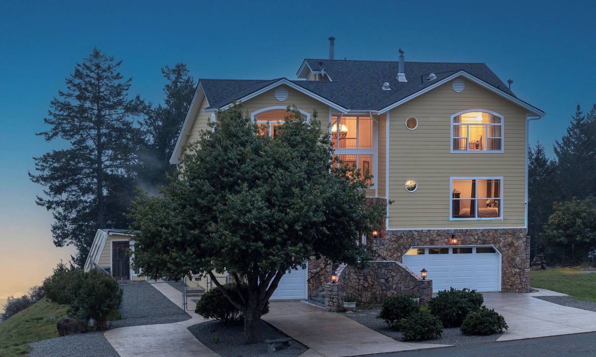 Shelter Cove House | Sea Breeze at the Lost Coast