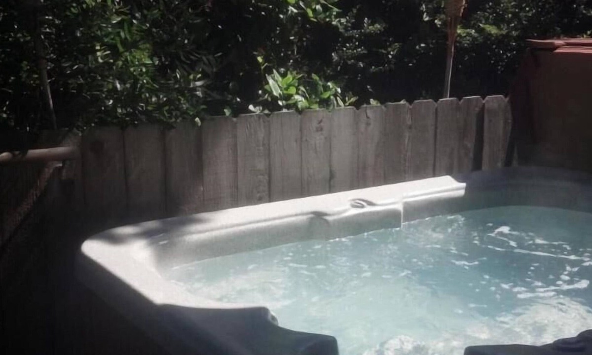 Florence Cottage | Sea Star Spa – Hot Tub, Walk to Beach