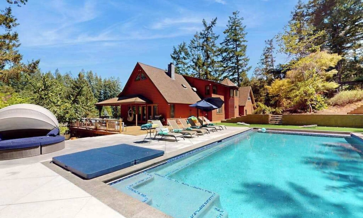 Freestone House | Sebastopol fun house with pool & spa, dogs welcome