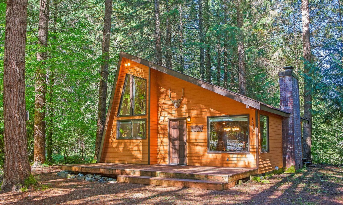 Enumclaw Cabin | Secluded Greenwater Cabin | Loft | Dogs OK