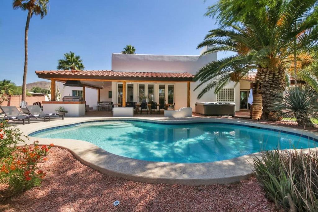 Paradise Gardens House | Serene Home Heated Pool & Games