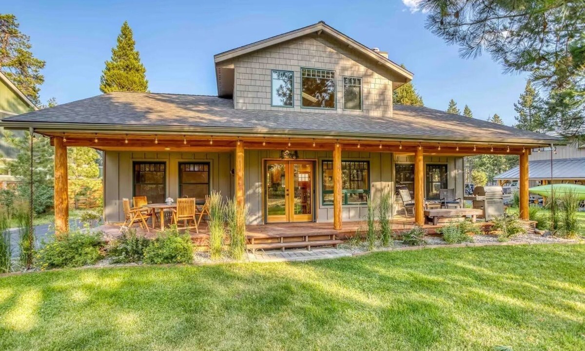Oregon Water Wonderland House | Settle Inn, Riverfront Sunriver Home~ Ski, Hot Tub, Pet Friendly