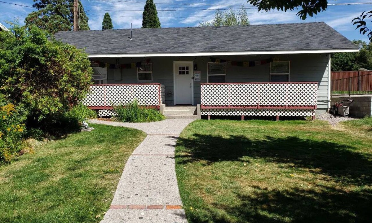 Mount Shasta Cottage | Shasta Bella - Darling downtown 1-br cottage.