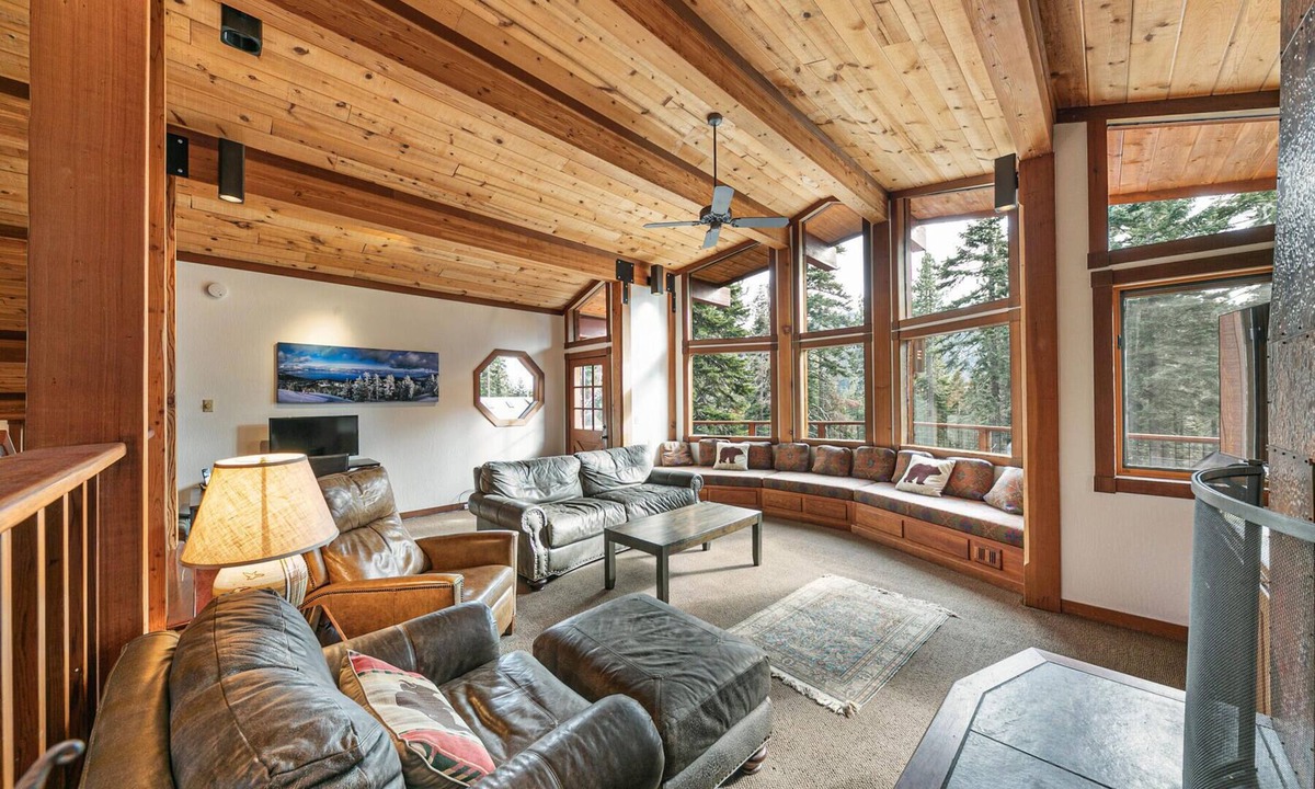 Twin Peaks House | Sherwood Chalet - Luxury 3 BR w Private Hot Tub - Summer Lease Available!