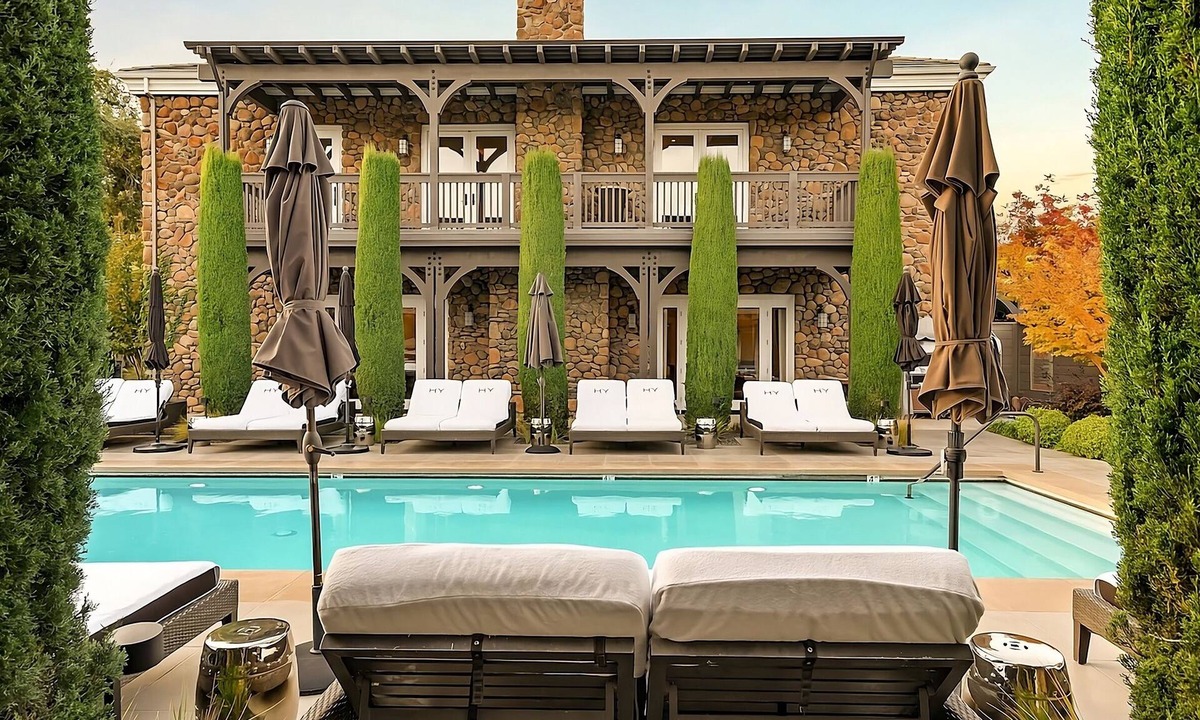 Yountville House | Short Drive from Napa Valley Wine Train! Pet-friendly Hotel, Outdoor Pool & Spa!