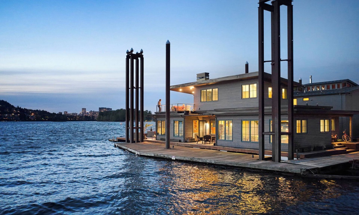 Brooklyn Boat Rental | SHOWSTOPPING floating home on the Willamette River with stunning views.