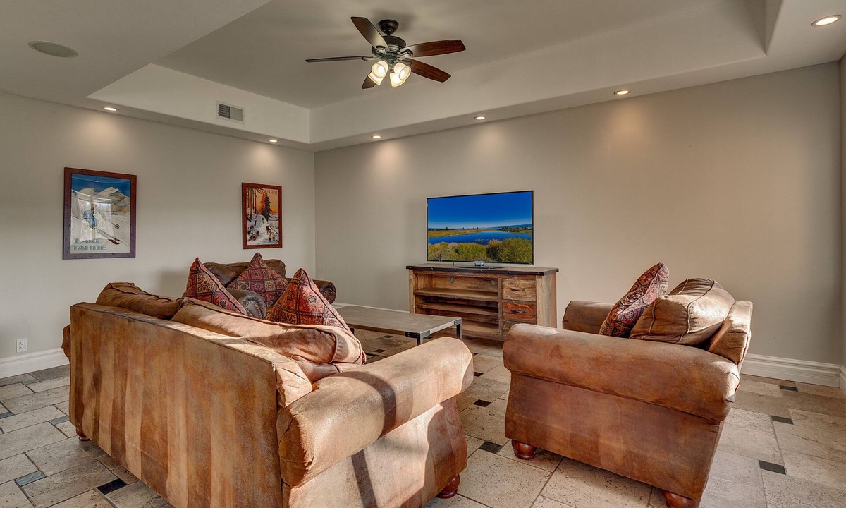 Black Bart House | Shuffleboard Table, Spa, Pool Table, Foosball, 5 mins to Heavenly, Lake, Casinos: Black Bart Estate