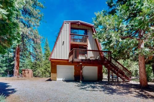 Blairsden-Graeagle House | Sierra Nevada Hideaway: Cabin w/Deck, Mtn Views