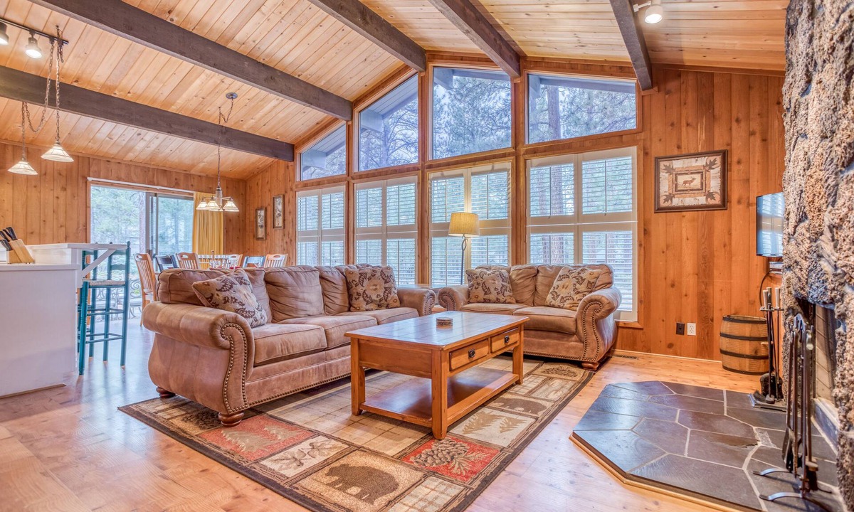 Sunriver House | Single-level Home Near SHARC, with Hot Tub!