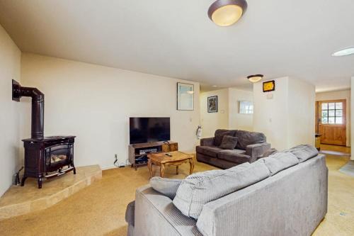 Upper Kingsbury House | Single-level home with fireplace deck grill & washer&dryer sleeps 10