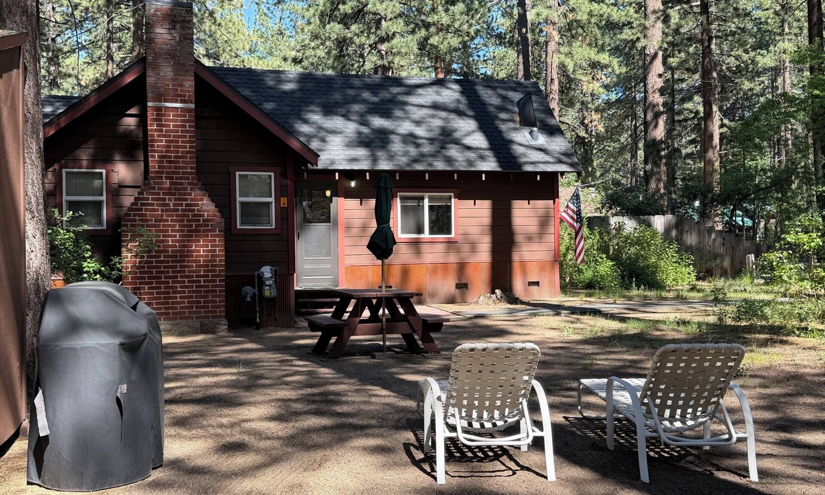 Al Tahoe Cabin | Single story cabin in historic neighborhood, walk to eateries & lake. Fast WiFi.