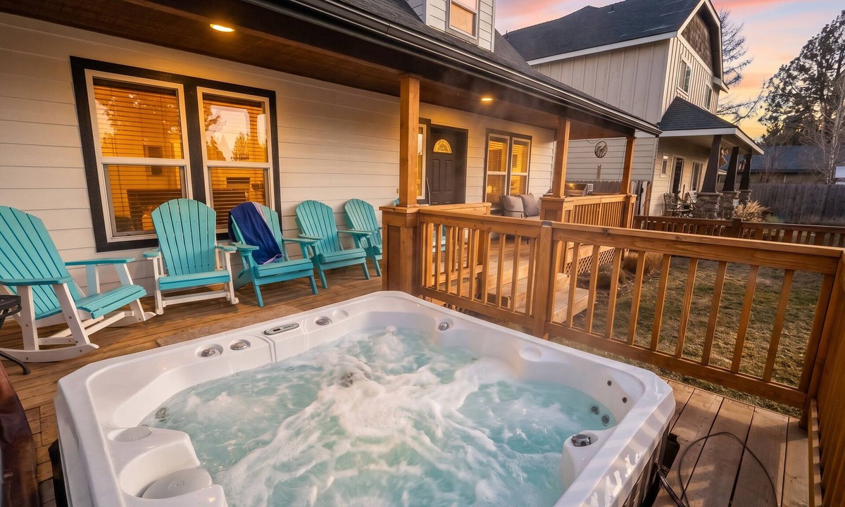 Sisters House | Sisters 3BR Hot Tub Foosball Mtn Views Walkable