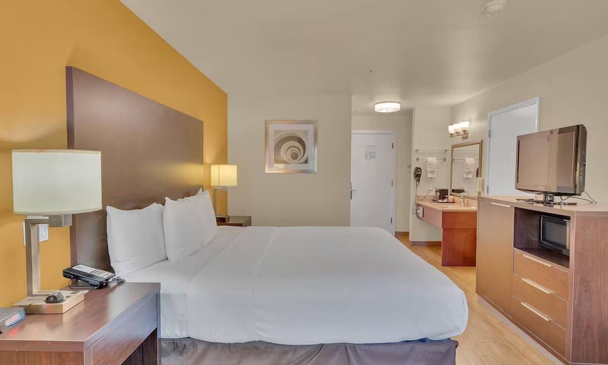 Vallejo Hotel | Six Flags 1 KingBed w/Breakfast & Pool