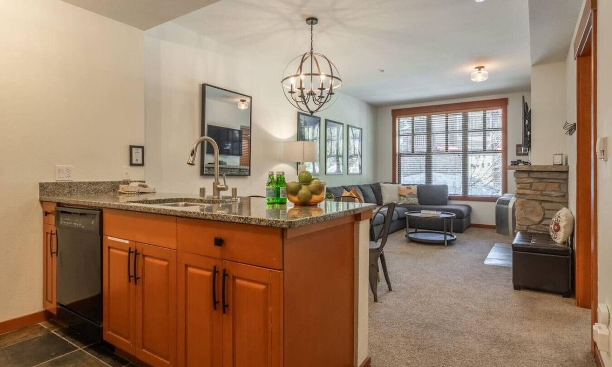 Mammoth Lakes House | Ski In/Ski Out Condo In Village