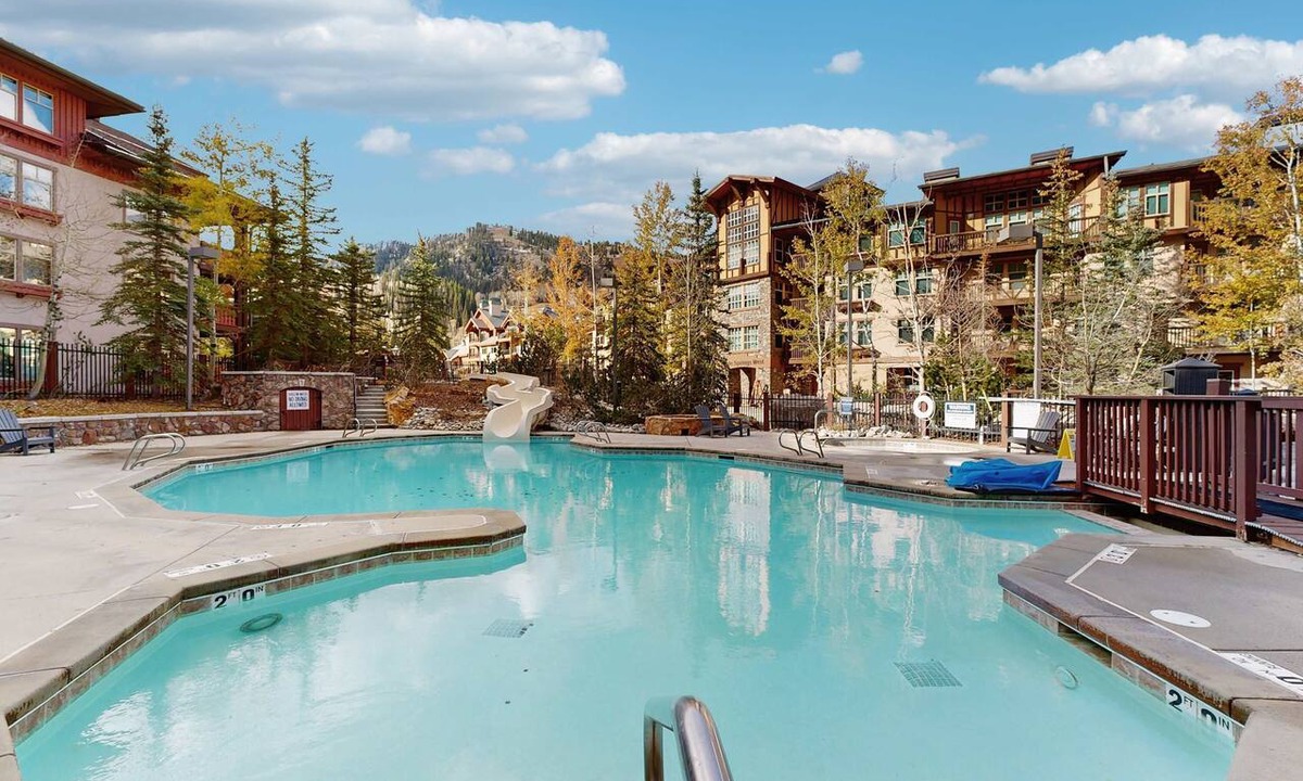 Salt Lake Mountain Resorts Condo | Ski-in - ski-out Powderhorn Condo with Shared Hot Tubs, a Pool & Gym at Club Solitude