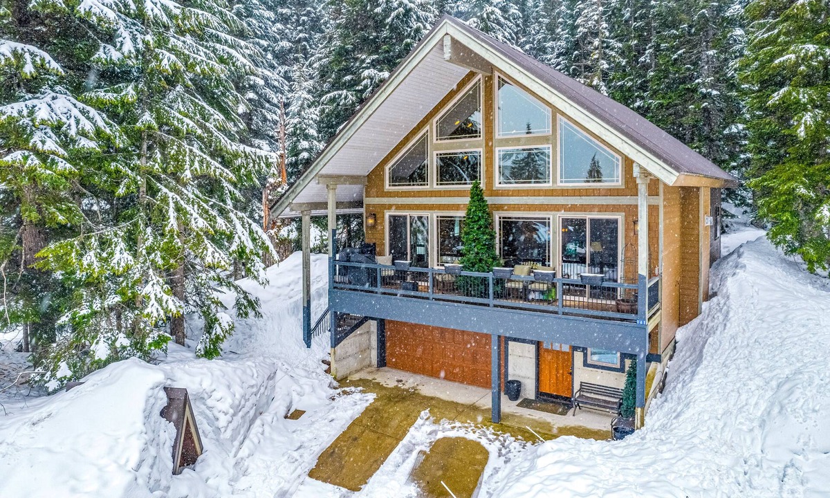 Hyak Cabin | Ski-in/ski-out cabin with mountain-view deck, fireplace- walk to lifts