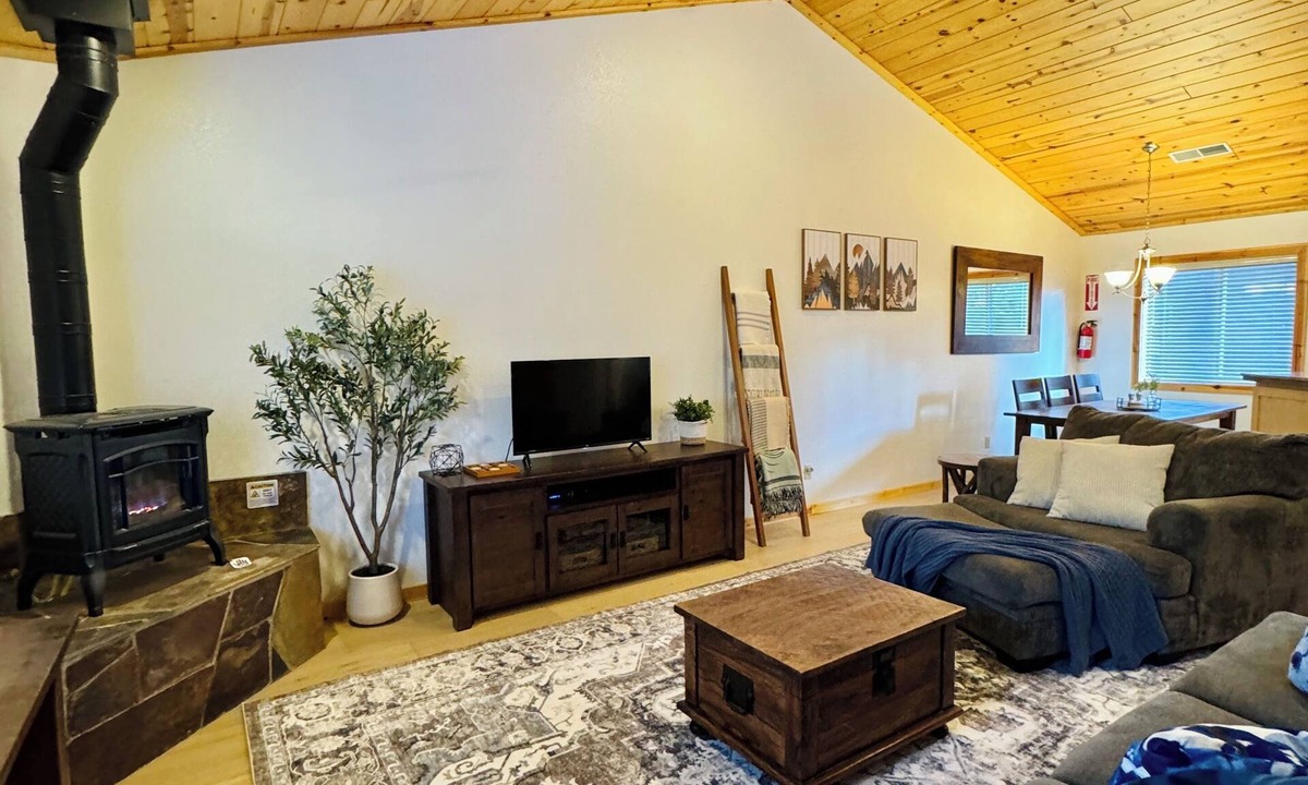 Truckee Condo | Ski & Lake Getaway in Tahoe Donner! 2BR 2BA