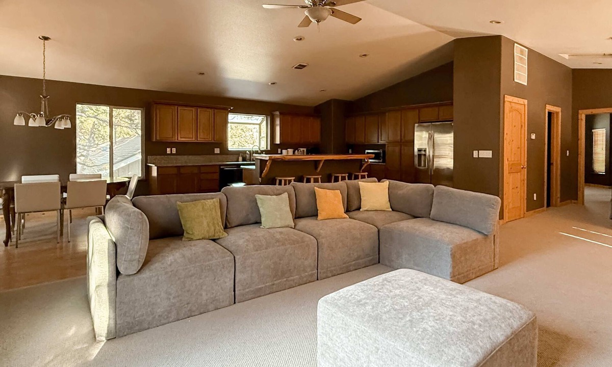 Tahoe Paradise House | Ski-ready Tahoe cabin with mountain views, close to downtown, jetted tub, wifi
