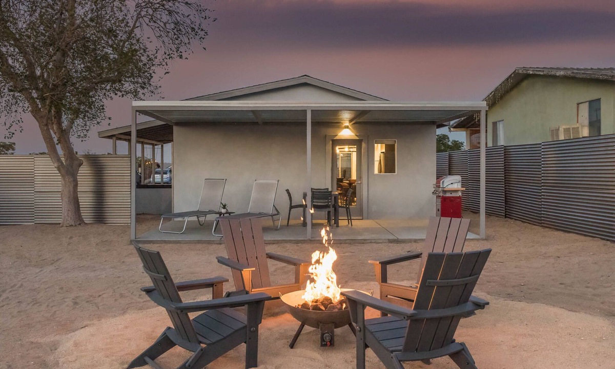 Joshua Tree House | Skull Rock Cottage - Walk to Town & Hot Tub, Star Gazing!