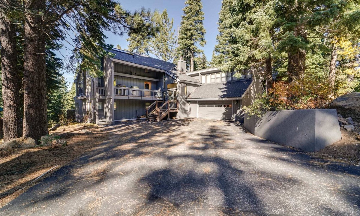 Truckee House | Skylight Mountain Home - Family & Dog Friendly, Hot Tub, Backyard Sledding