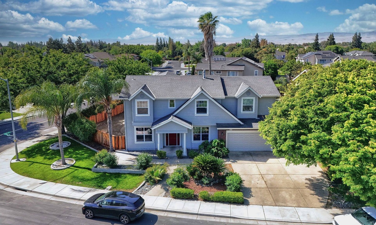 Tracy House | “Sleek and Spacious Getaway” with AC, WiFi, and more.