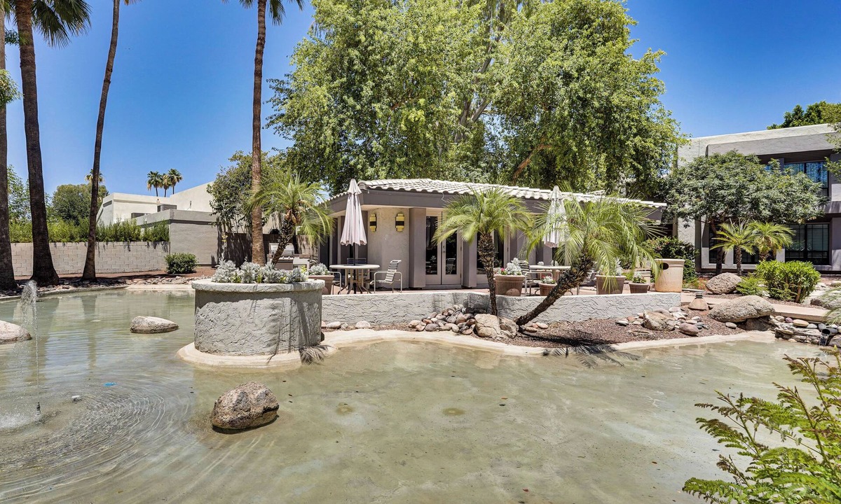 Cloisters Apartment | Sleek Phoenix Condo: Walk to Biltmore Fashion Park