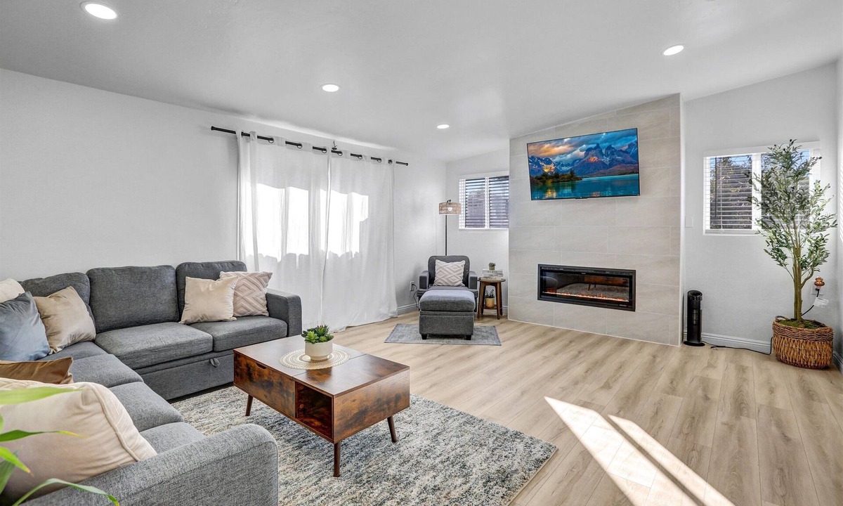 Lincoln Acres House | Sleeps 16 mins from Beaches, Outlets & Military base