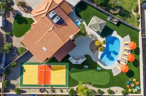 Peoria House | Sleeps 16 Sport Court Heated Pool Putt Putt