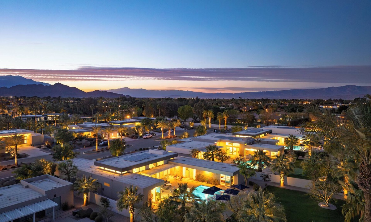 La Quinta House | Sleeps 40 | 3 Luxe Villas next to Empire Polo Club | Putting Green & Pickleball