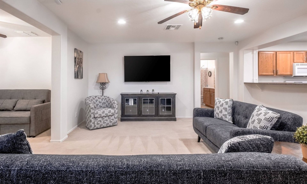 Circle Cross Ranch House | Sleeps 8 | King Suite | Screened Patio + BBQ